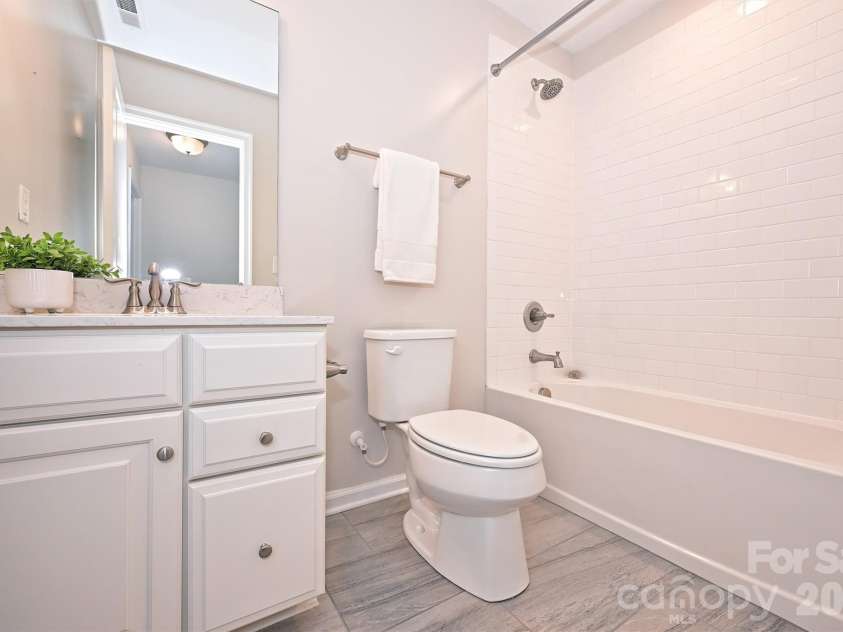 3729 Benseval Lane, Matthews, NC 28105.  MLS# CAR4382542, YatesRealty ID 31842. Full Bath in Hall