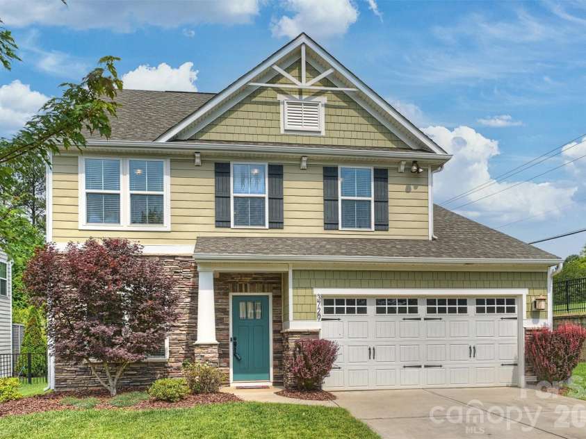 3729 Benseval Lane, Matthews, NC 28105.  MLS# CAR4382542, YatesRealty ID 31842. Great curb appeal