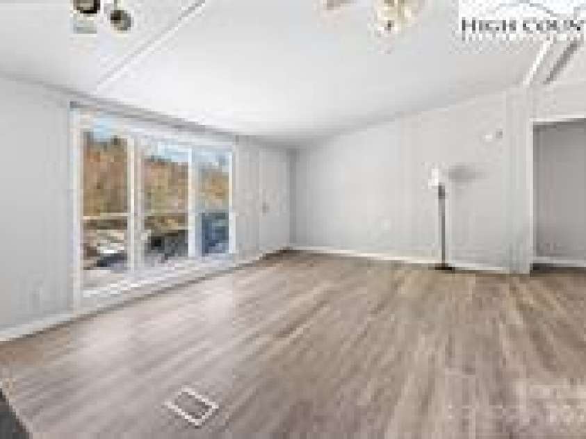 111 Oxford Lane, Blowing Rock, NC 28605.  MLS# CAR4291771, YatesRealty ID 31845. 