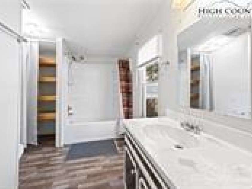 111 Oxford Lane, Blowing Rock, NC 28605.  MLS# CAR4291771, YatesRealty ID 31845. 