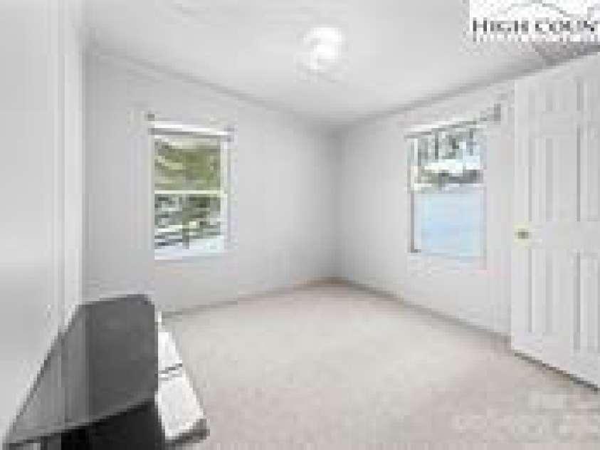111 Oxford Lane, Blowing Rock, NC 28605.  MLS# CAR4291771, YatesRealty ID 31845. 