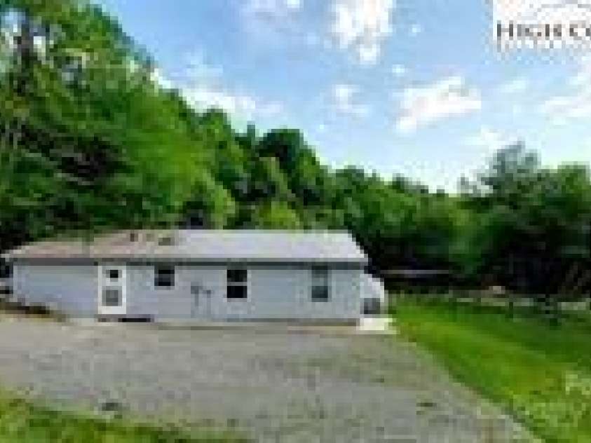 111 Oxford Lane, Blowing Rock, NC 28605.  MLS# CAR4291771, YatesRealty ID 31845. 