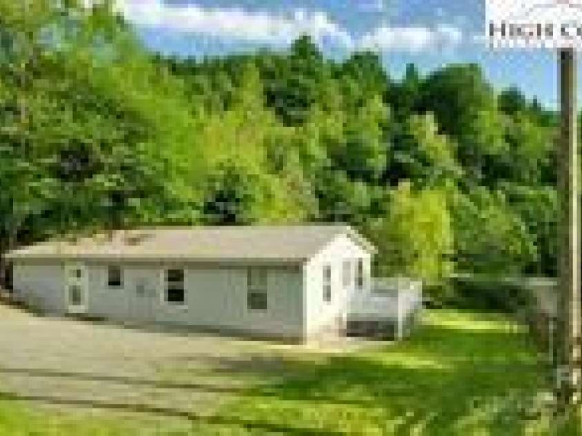 111 Oxford Lane, Blowing Rock, NC 28605.  MLS# CAR4291771, YatesRealty ID 31845. 
