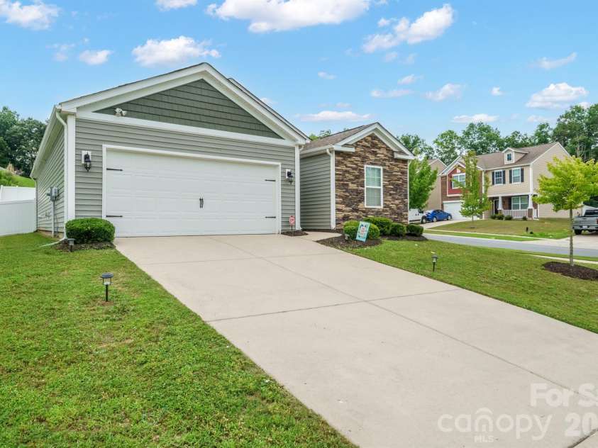 7004 Branch Fork Road, Charlotte, NC 28215.  MLS# CAR4392331, YatesRealty ID 31845. 