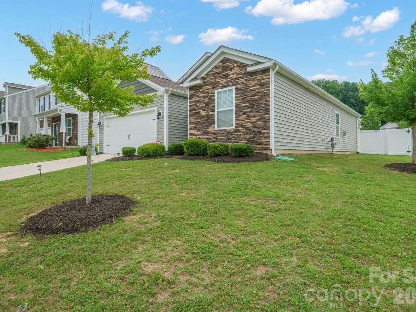 7004 Branch Fork Road, Charlotte, NC 28215.  MLS# CAR4392331, YatesRealty ID 31845. 