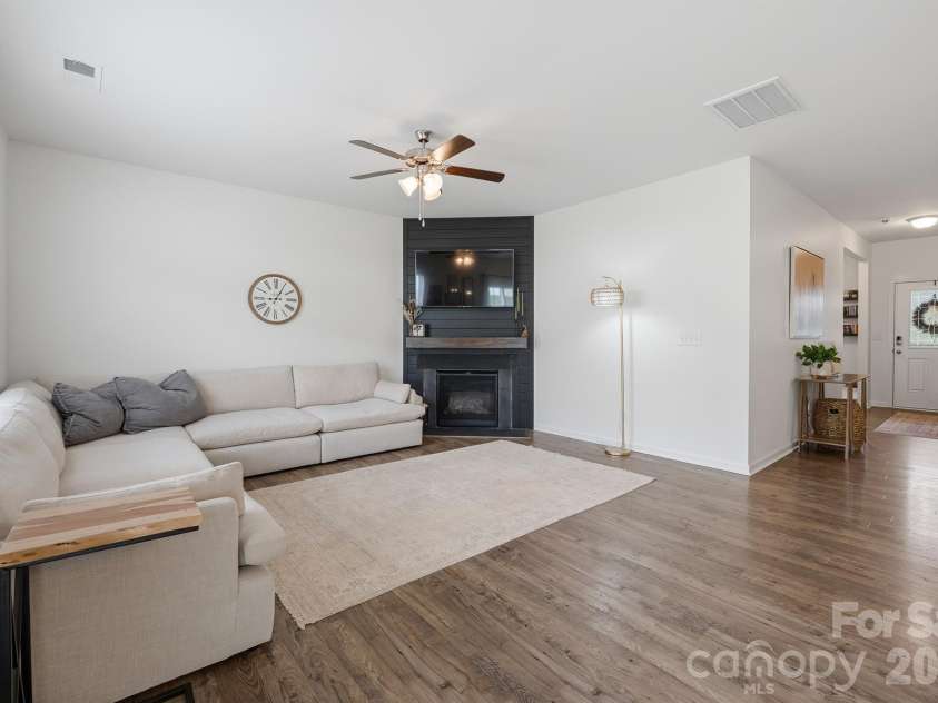 7004 Branch Fork Road, Charlotte, NC 28215.  MLS# CAR4392331, YatesRealty ID 31845. 