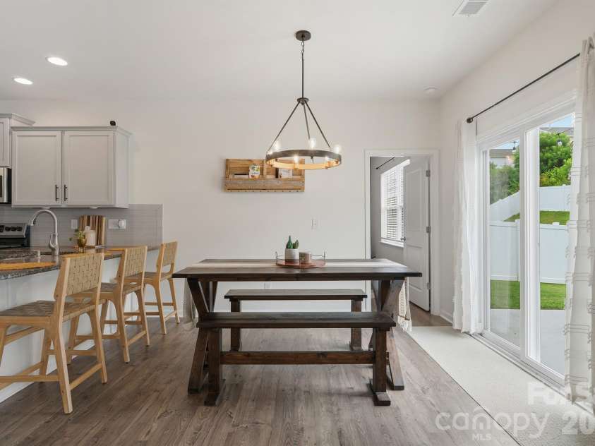 7004 Branch Fork Road, Charlotte, NC 28215.  MLS# CAR4392331, YatesRealty ID 31845. Dining