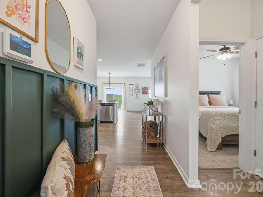 7004 Branch Fork Road, Charlotte, NC 28215.  MLS# CAR4392331, YatesRealty ID 31845. Entryway