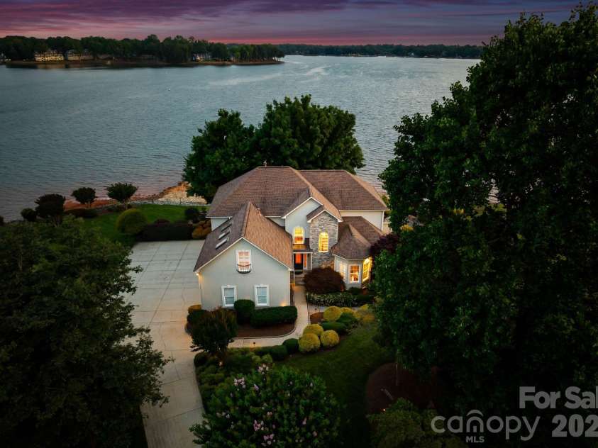 217 Westpaces Road, Mooresville, NC 28117.  MLS# CAR4428949, YatesRealty ID 31846. 
