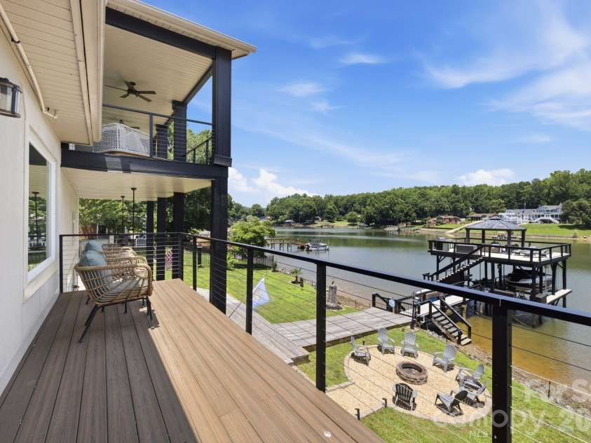 2640 Sadler Road, Charlotte, NC 28278.  MLS# CAR4390704, YatesRealty ID 31847. Balcony