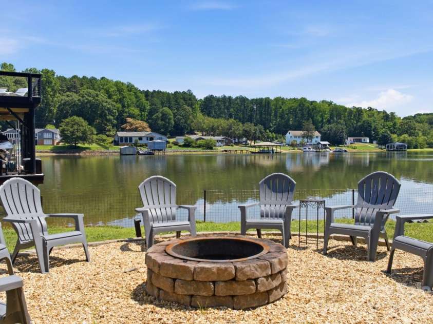 2640 Sadler Road, Charlotte, NC 28278.  MLS# CAR4390704, YatesRealty ID 31847. Fire Pit