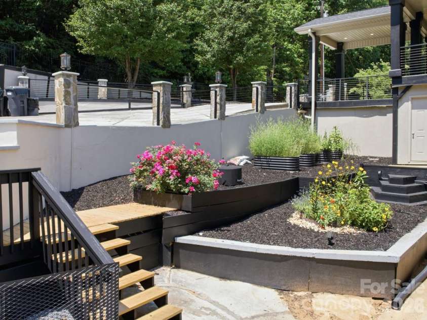 2640 Sadler Road, Charlotte, NC 28278.  MLS# CAR4390704, YatesRealty ID 31847. Front Landscaping
