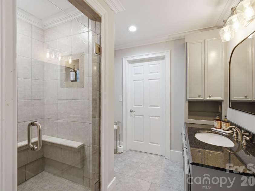 2640 Sadler Road, Charlotte, NC 28278.  MLS# CAR4390704, YatesRealty ID 31847. Full Bathroom