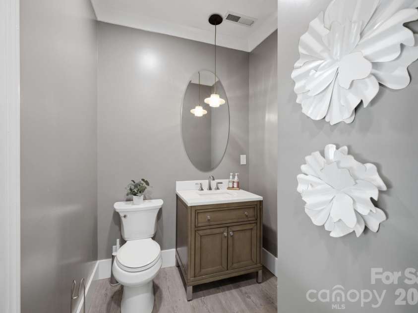 2640 Sadler Road, Charlotte, NC 28278.  MLS# CAR4390704, YatesRealty ID 31847. Half Bathroom