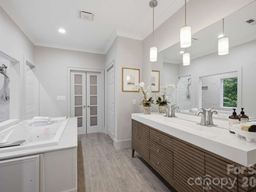 2640 Sadler Road, Charlotte, NC 28278.  MLS# CAR4390704, YatesRealty ID 31847. Second Primary Bathroom