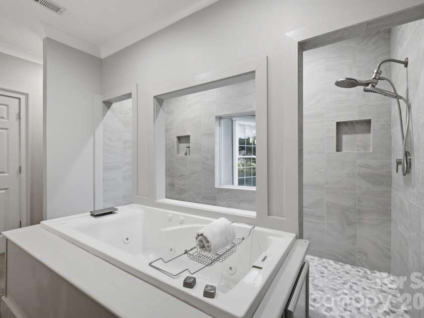 2640 Sadler Road, Charlotte, NC 28278.  MLS# CAR4390704, YatesRealty ID 31847. Second Primary Bathroom