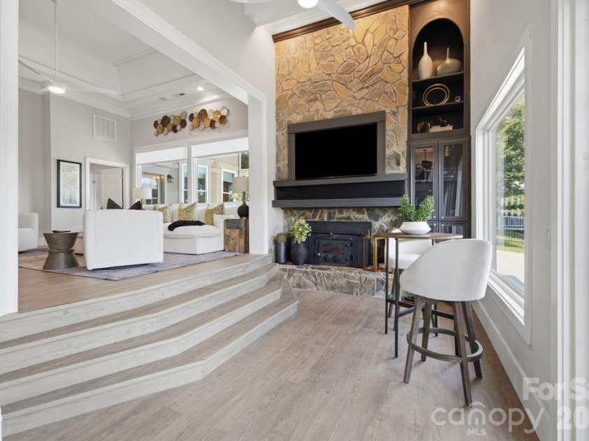 2640 Sadler Road, Charlotte, NC 28278.  MLS# CAR4390704, YatesRealty ID 31847. Sun Room