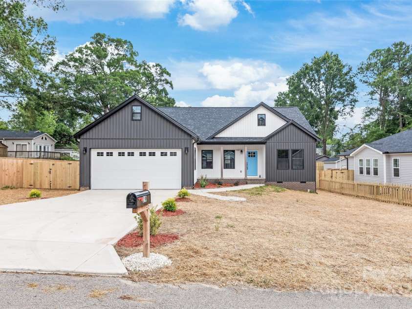 19 Lakewood Court, Concord, NC 28027.  MLS# CAR4287540, YatesRealty ID 31848. 