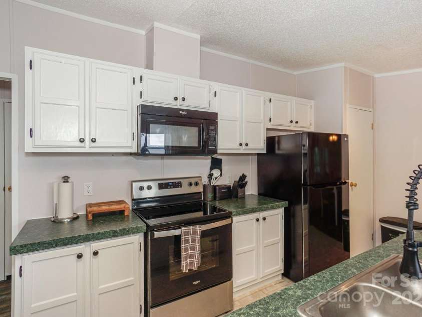 136 Buttercup Drive, Mooresville, NC 28117.  MLS# CAR4284193, YatesRealty ID 31853. A Great kitchen with an abundance of cabinetry.