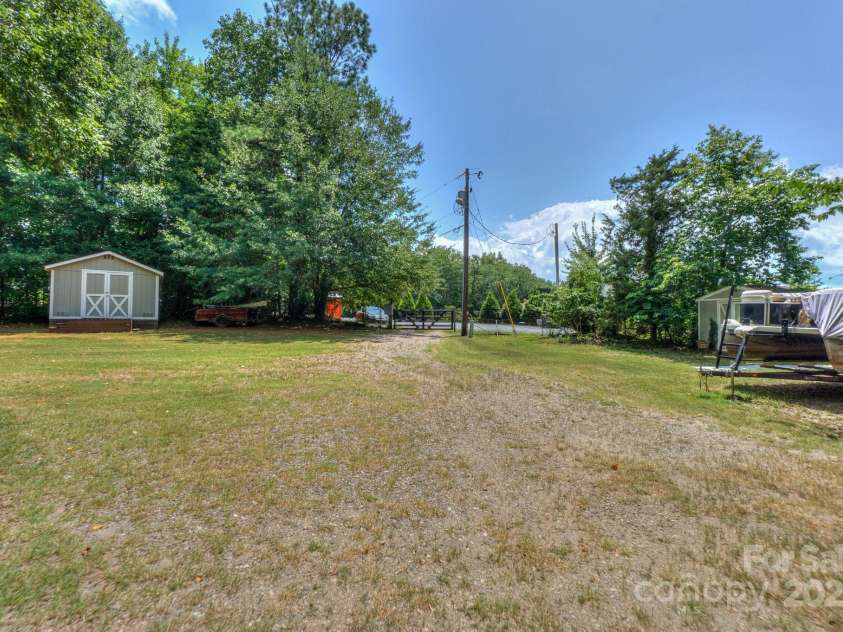 136 Buttercup Drive, Mooresville, NC 28117.  MLS# CAR4284193, YatesRealty ID 31853. Lots of room for entertaining or for consideriing room for a new home.