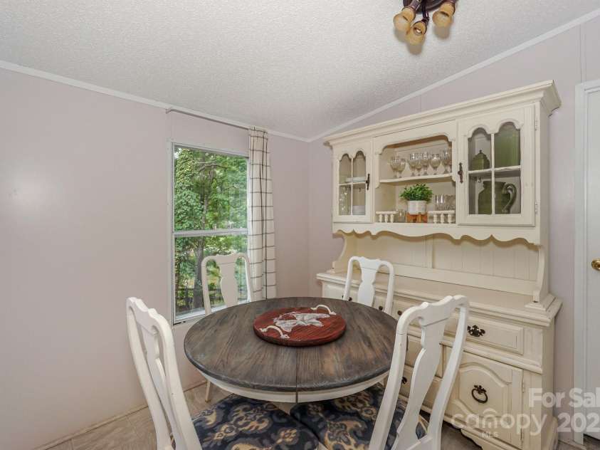 136 Buttercup Drive, Mooresville, NC 28117.  MLS# CAR4284193, YatesRealty ID 31853. Nice sized breakfast area also has waterviews.
