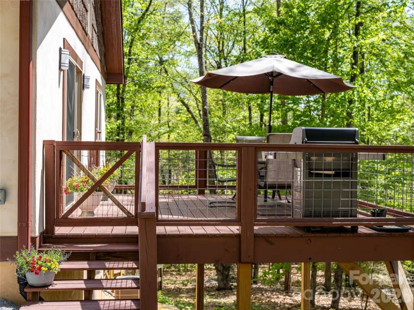 446 Amanda Drive, Mars Hill, NC 28754.  MLS# CAR4368422, YatesRealty ID 31853. Deck off of dining space