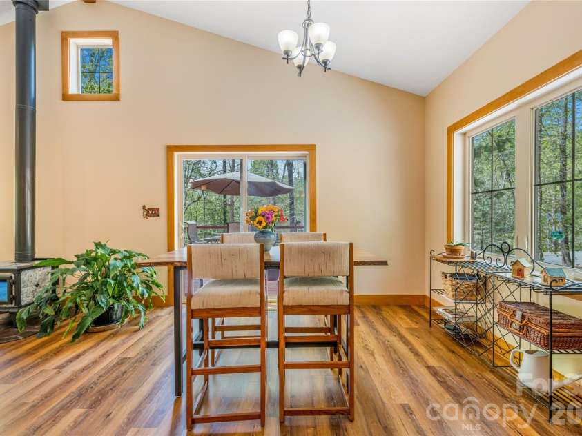 446 Amanda Drive, Mars Hill, NC 28754.  MLS# CAR4368422, YatesRealty ID 31853. Dining area