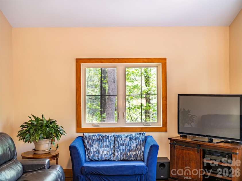446 Amanda Drive, Mars Hill, NC 28754.  MLS# CAR4368422, YatesRealty ID 31853. Living Room
