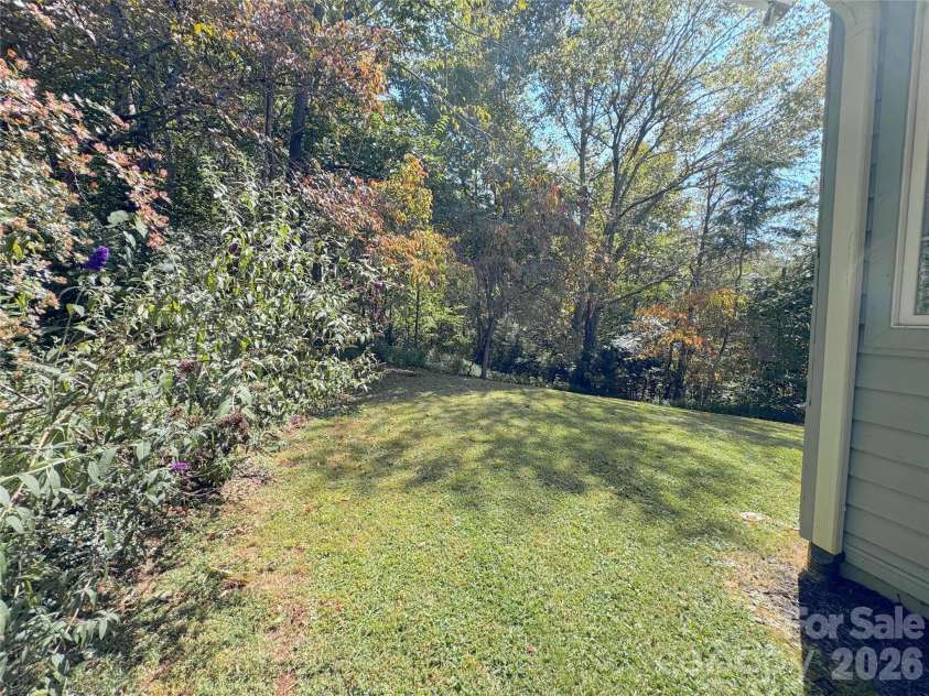 212 Blue Ridge Vista, Asheville, NC 28805.  MLS# CAR4278957, YatesRealty ID 31854. Back Lawn