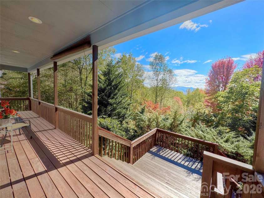 212 Blue Ridge Vista, Asheville, NC 28805.  MLS# CAR4278957, YatesRealty ID 31854. Fall Mountain Views