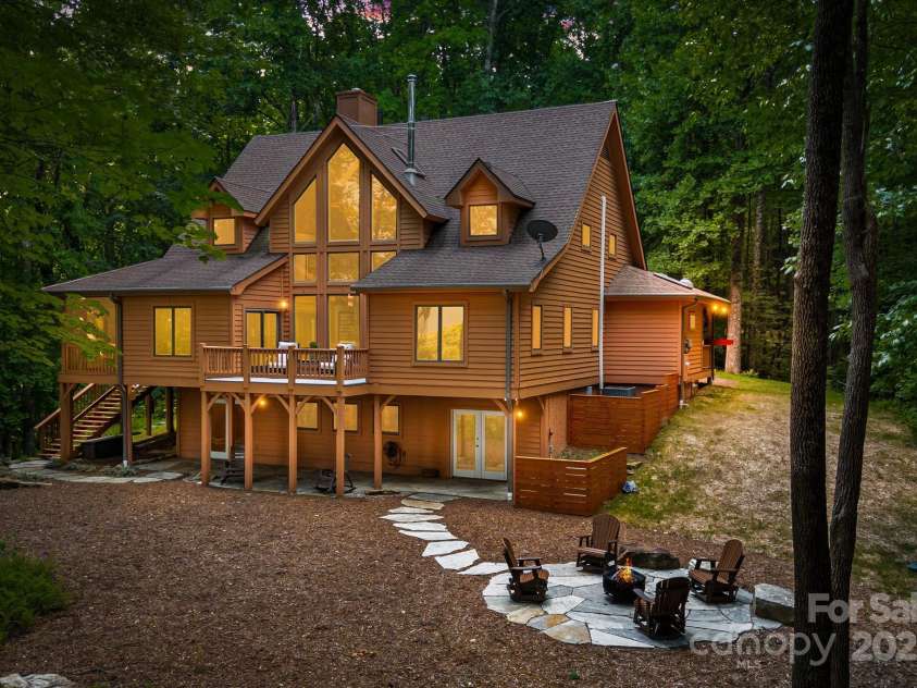 492 Henry Mountain Road, Brevard, NC 28712.  MLS# CAR4278583, YatesRealty ID 31855. 