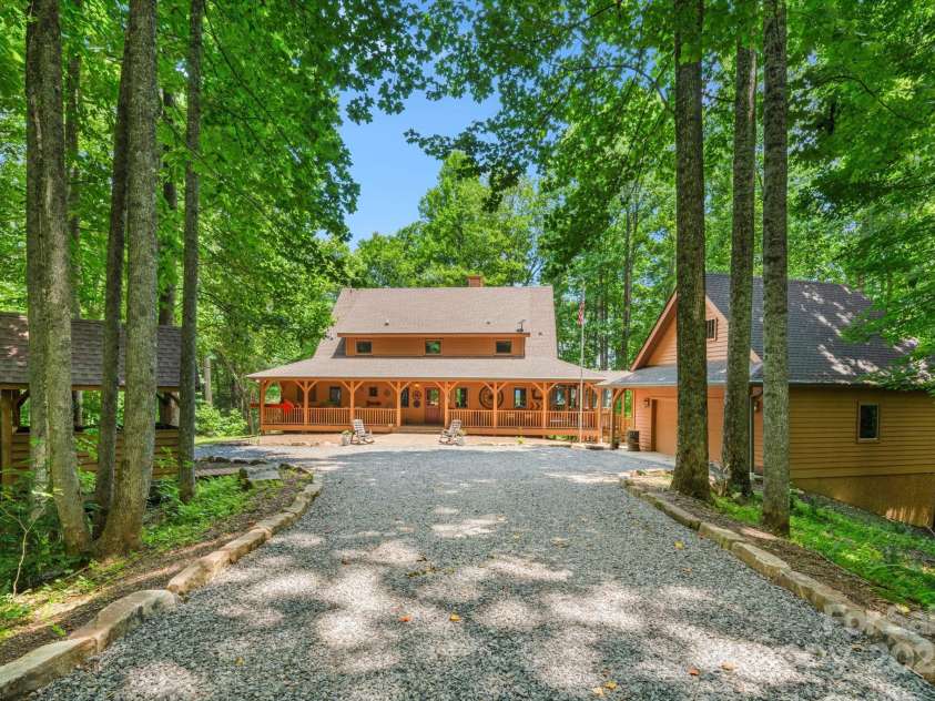 492 Henry Mountain Road, Brevard, NC 28712.  MLS# CAR4278583, YatesRealty ID 31855. This could be something you see everyday.