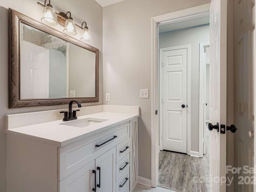 1276 Hidden Creek Circle, Hickory, NC 28602.  MLS# CAR4286652, YatesRealty ID 31856. Bathroom