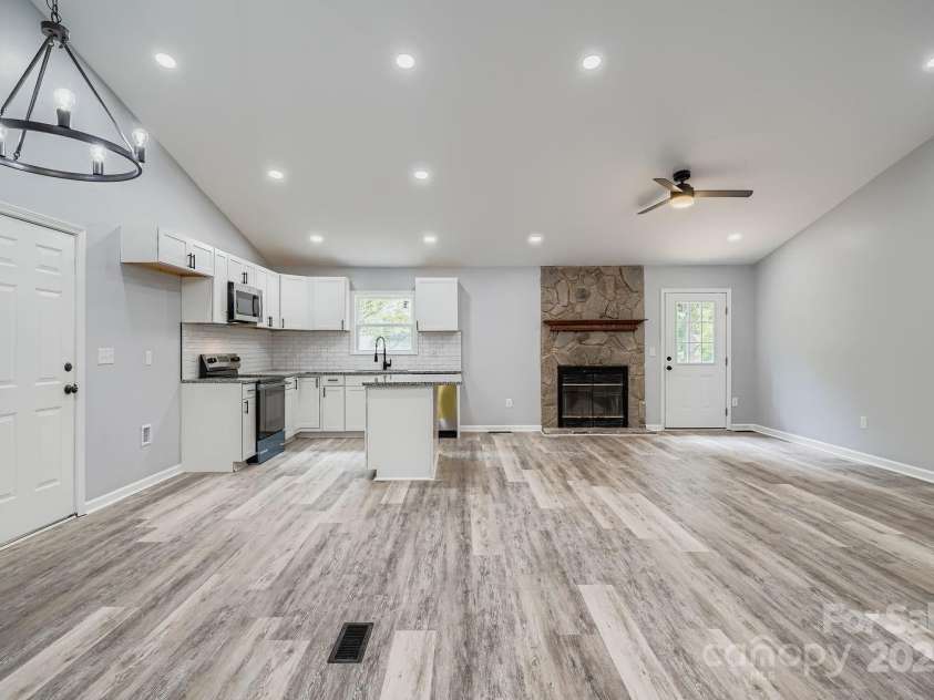 1276 Hidden Creek Circle, Hickory, NC 28602.  MLS# CAR4286652, YatesRealty ID 31856. Dining / Great Room / Kitchen