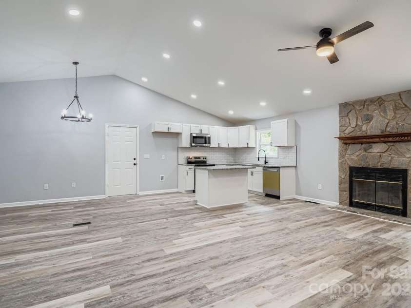 1276 Hidden Creek Circle, Hickory, NC 28602.  MLS# CAR4286652, YatesRealty ID 31856. Dining / Great Room / Kitchen