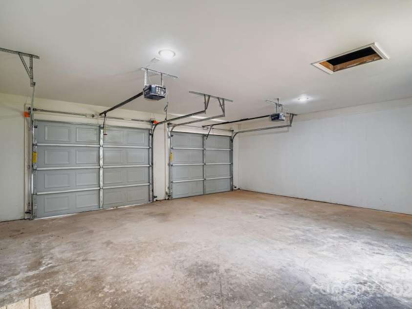 1276 Hidden Creek Circle, Hickory, NC 28602.  MLS# CAR4286652, YatesRealty ID 31856. Garage