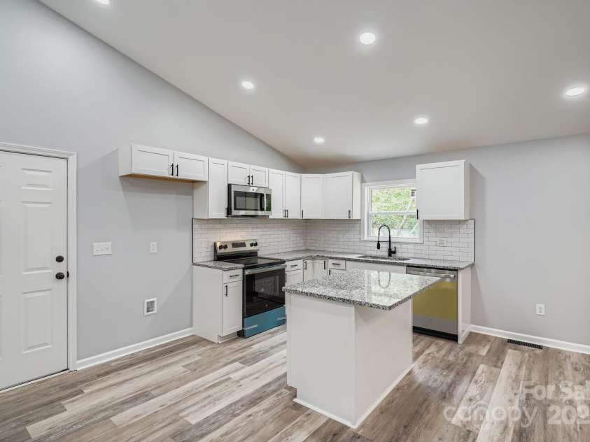 1276 Hidden Creek Circle, Hickory, NC 28602.  MLS# CAR4286652, YatesRealty ID 31856. Kitchen