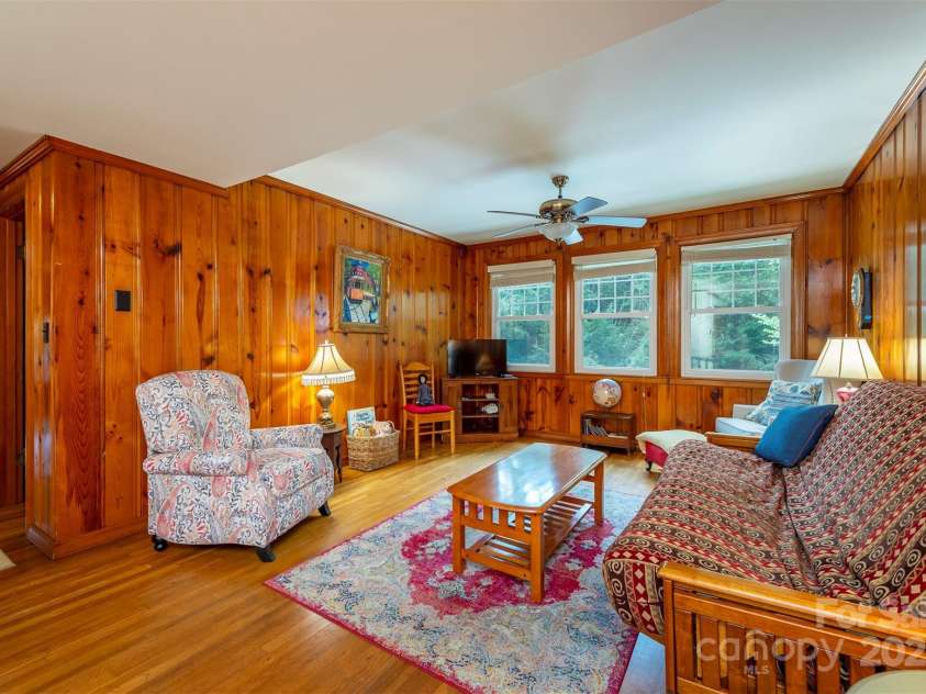 20 Vandalia Avenue, Asheville, NC 28806.  MLS# CAR4290211, YatesRealty ID 31857. Family room/living room upstairs