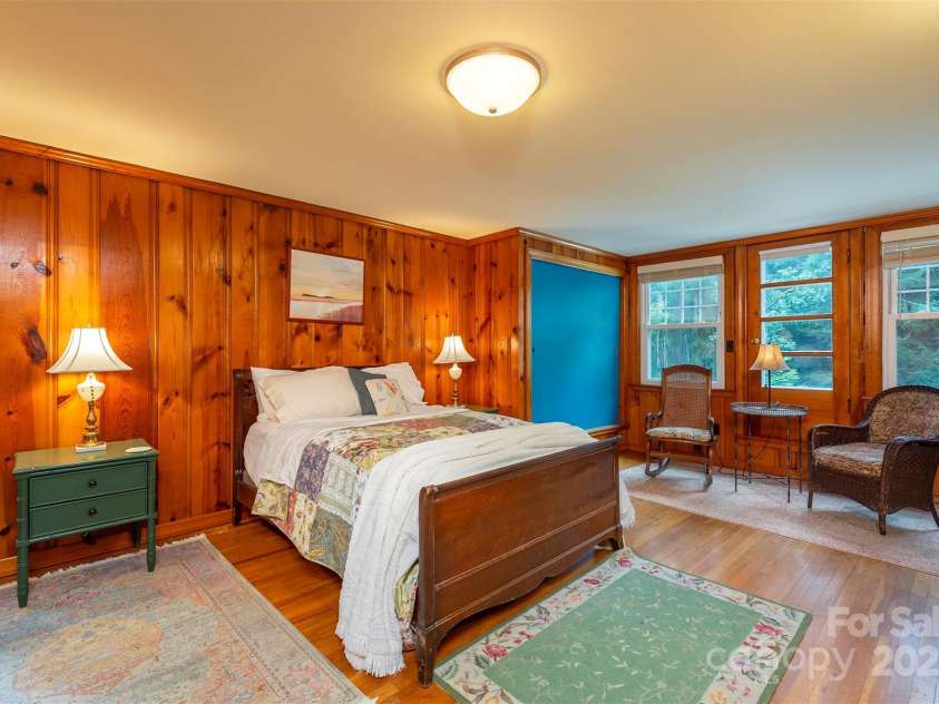 20 Vandalia Avenue, Asheville, NC 28806.  MLS# CAR4290211, YatesRealty ID 31857. Large upstairs bedroom