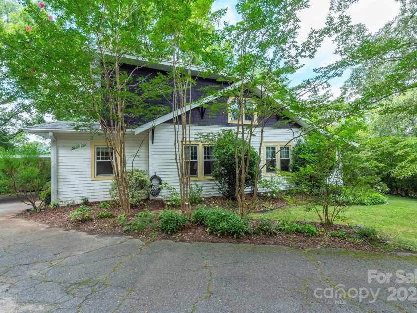 20 Vandalia Avenue, Asheville, NC 28806.  MLS# CAR4290211, YatesRealty ID 31857. Plenty of parking and room for your vision.