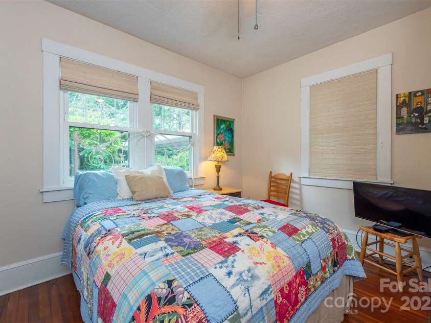 20 Vandalia Avenue, Asheville, NC 28806.  MLS# CAR4290211, YatesRealty ID 31857. Room on Main Floor.