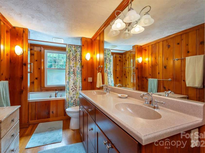 20 Vandalia Avenue, Asheville, NC 28806.  MLS# CAR4290211, YatesRealty ID 31857. Upstairs bathroom