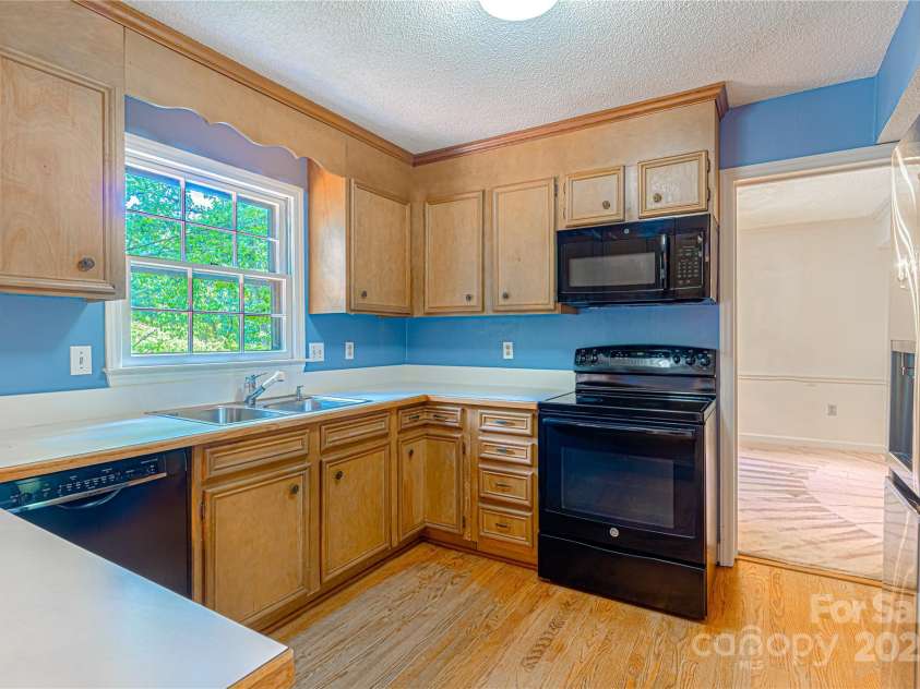 2011 Barden Road, Charlotte, NC 28226.  MLS# CAR4278483, YatesRealty ID 31858. 