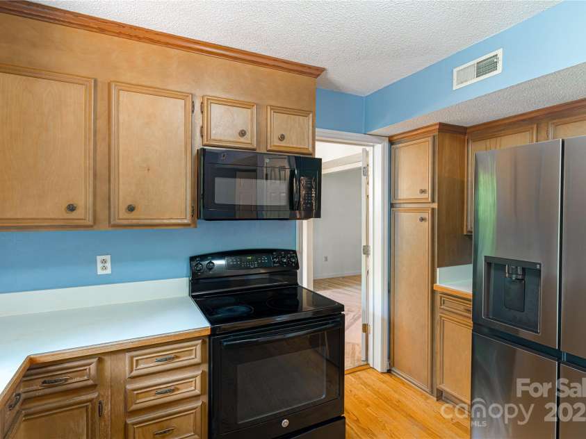 2011 Barden Road, Charlotte, NC 28226.  MLS# CAR4278483, YatesRealty ID 31858. 