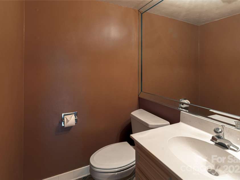 2011 Barden Road, Charlotte, NC 28226.  MLS# CAR4278483, YatesRealty ID 31858. Downstairs powder room.
