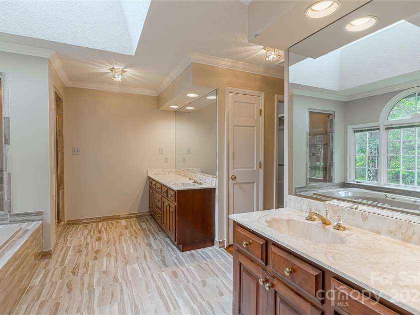 2011 Barden Road, Charlotte, NC 28226.  MLS# CAR4278483, YatesRealty ID 31858. Dual vanities.