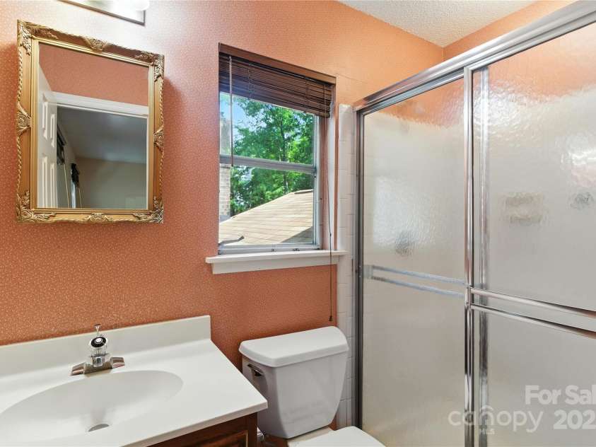2011 Barden Road, Charlotte, NC 28226.  MLS# CAR4278483, YatesRealty ID 31858. Full en-suite bath upstiars.