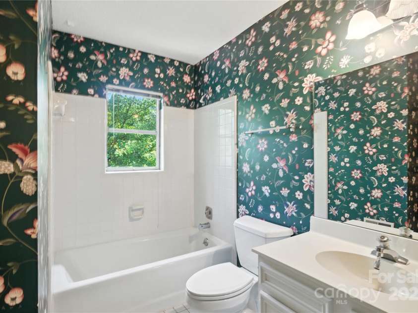 2011 Barden Road, Charlotte, NC 28226.  MLS# CAR4278483, YatesRealty ID 31858. Full hall bath upstairs.