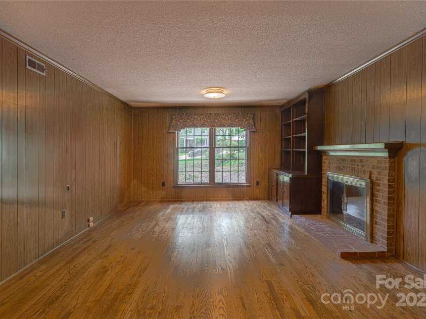 2011 Barden Road, Charlotte, NC 28226.  MLS# CAR4278483, YatesRealty ID 31858. Gleaming hardwood floors.