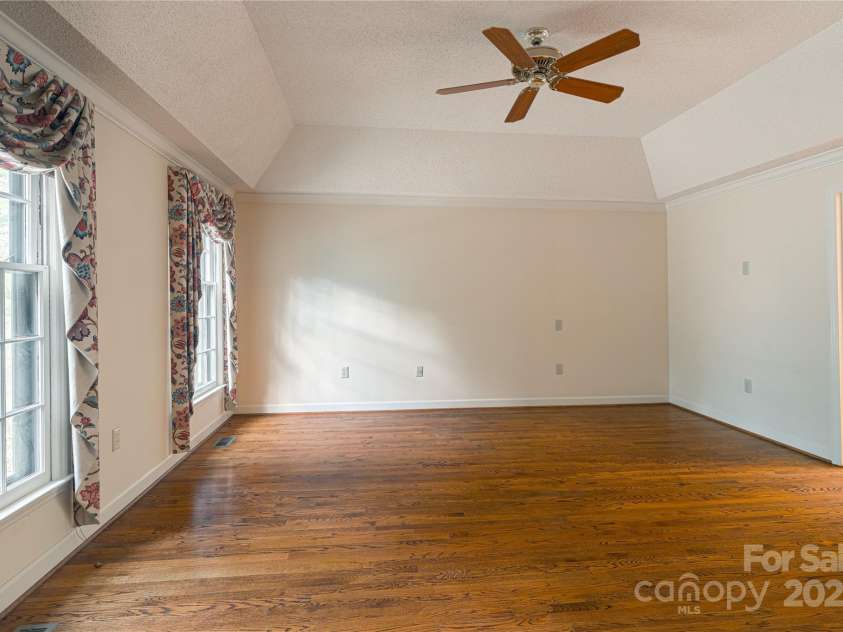 2011 Barden Road, Charlotte, NC 28226.  MLS# CAR4278483, YatesRealty ID 31858. Huge primary suite with trey ceiling and hardwood floors.